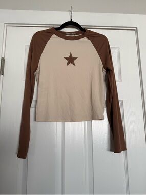 Long-Sleeve Raglan Star Tee in Cream and Brown